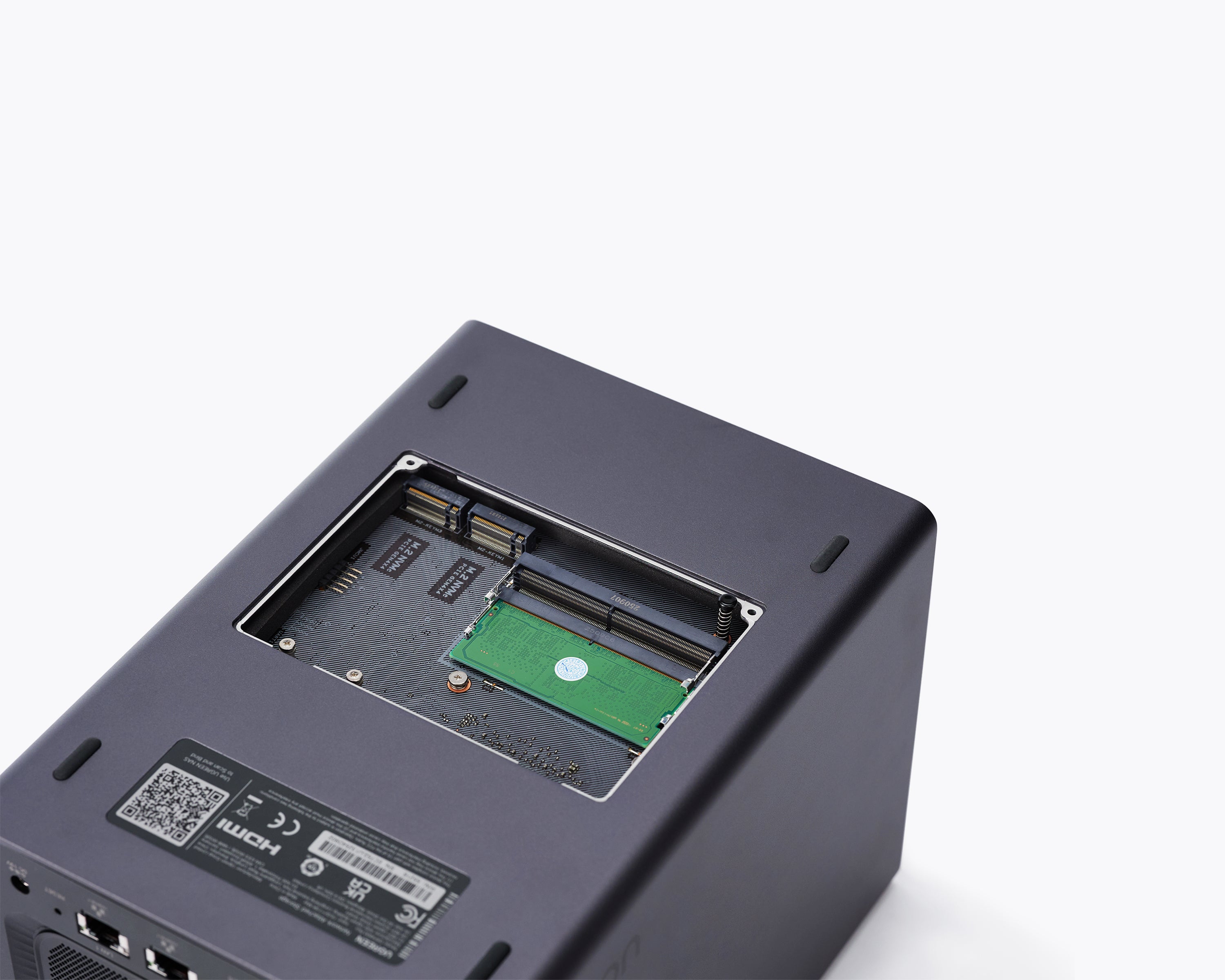 UGREEN 4ベイNASの底面クローズアップ画像。DDR5 RAMスロットを表示し、最大64GBの拡張に対応しています。