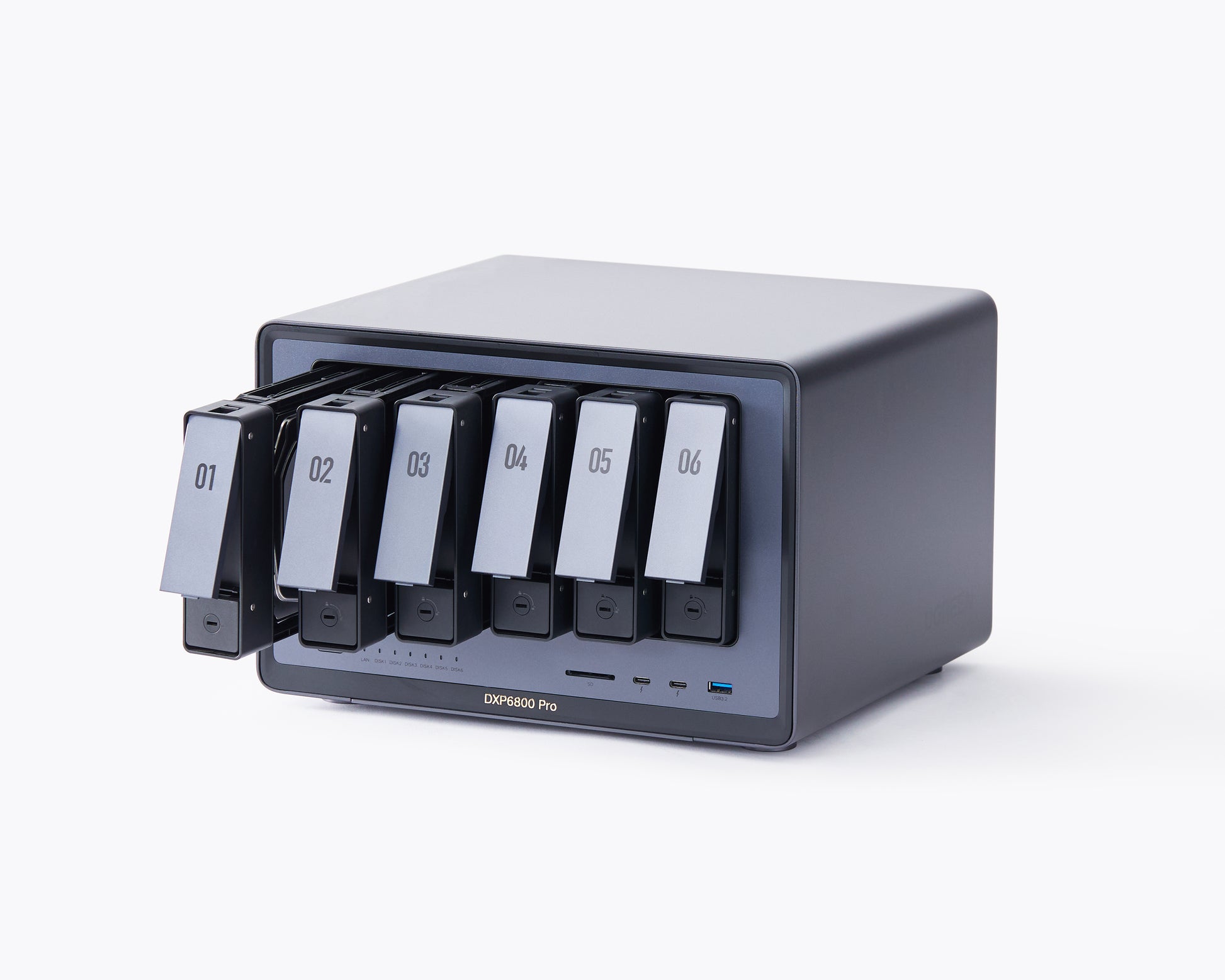 UGREEN 6ベイ NAS デバイス（6つのハードライブベイが開放されており、ハードディスクスロットが表示されています）