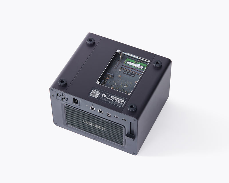 UGREEN 6ベイNASの底面クローズアップ画像。DDR5 RAMスロットを表示し、最大64GBの拡張に対応しています。